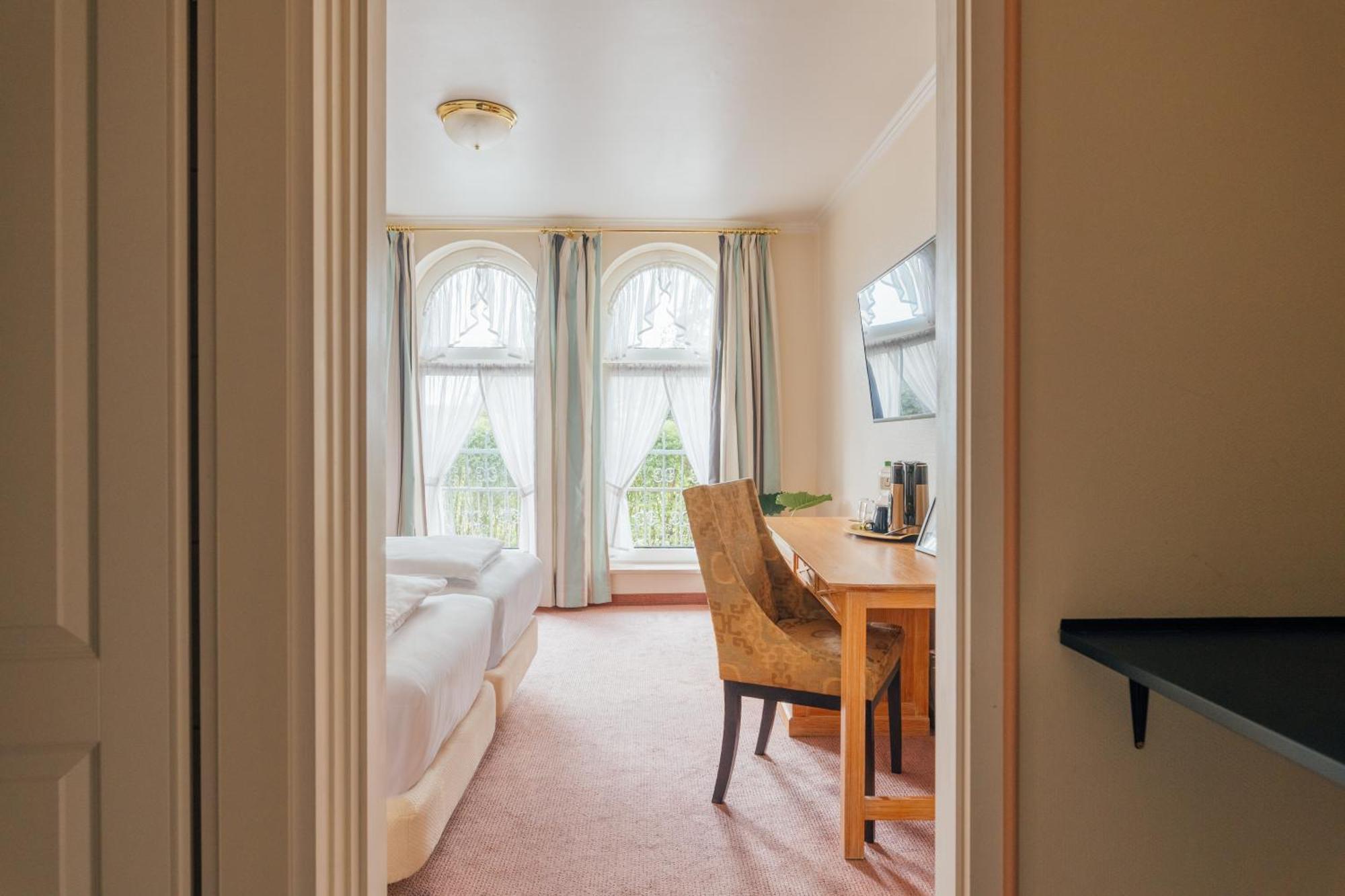 Thesdorfer Hof Hotel *